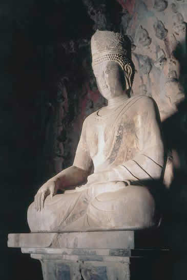 The Crowned Buddha at the Southern Leigutaidong Cave